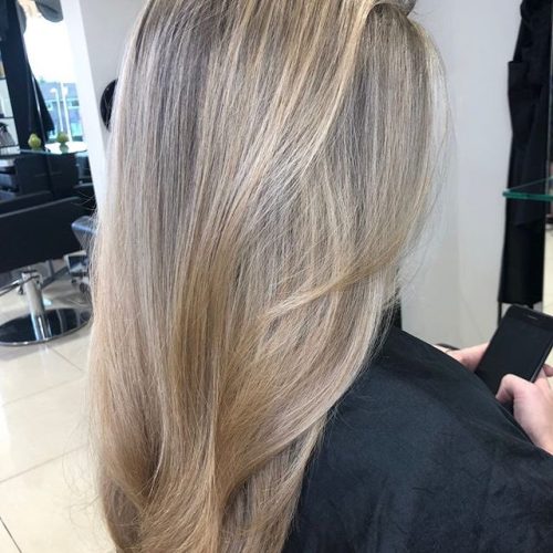 ljusa slingor i blont hår