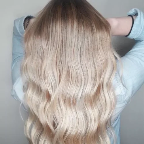 blonda slingor i blont hår
